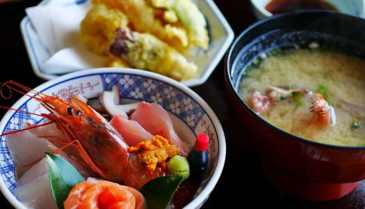 多種多様な地元食材を組み合わせた料理たち